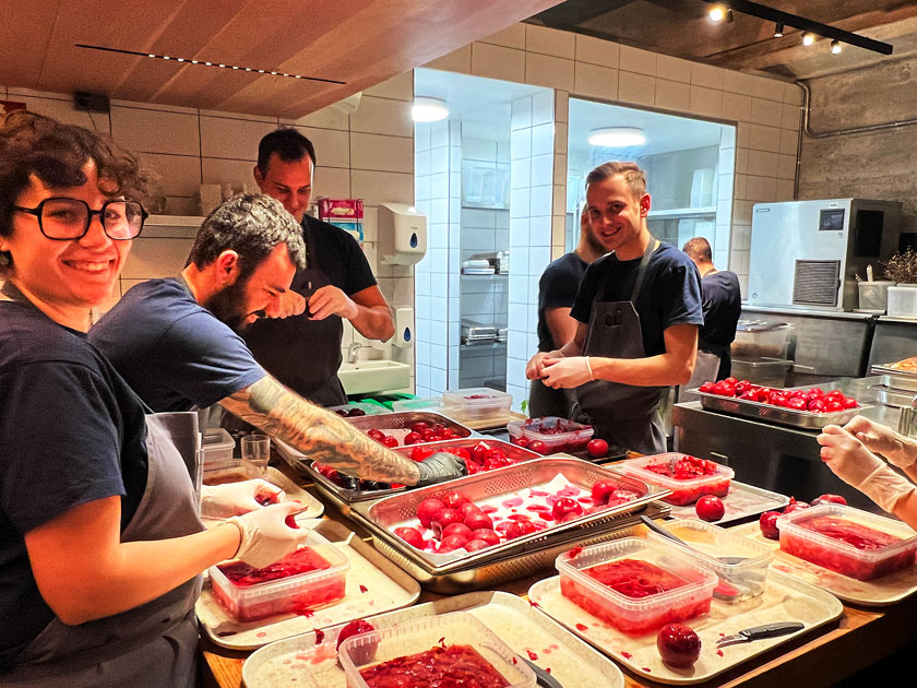 Cocineros preparando ciruelas en Noma (Copenhague)