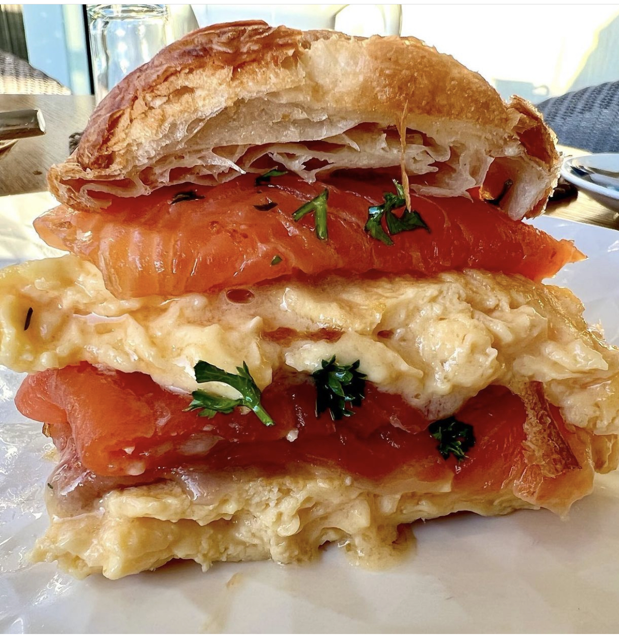 Desayuno Capel. Mollete con salmón y tortilla