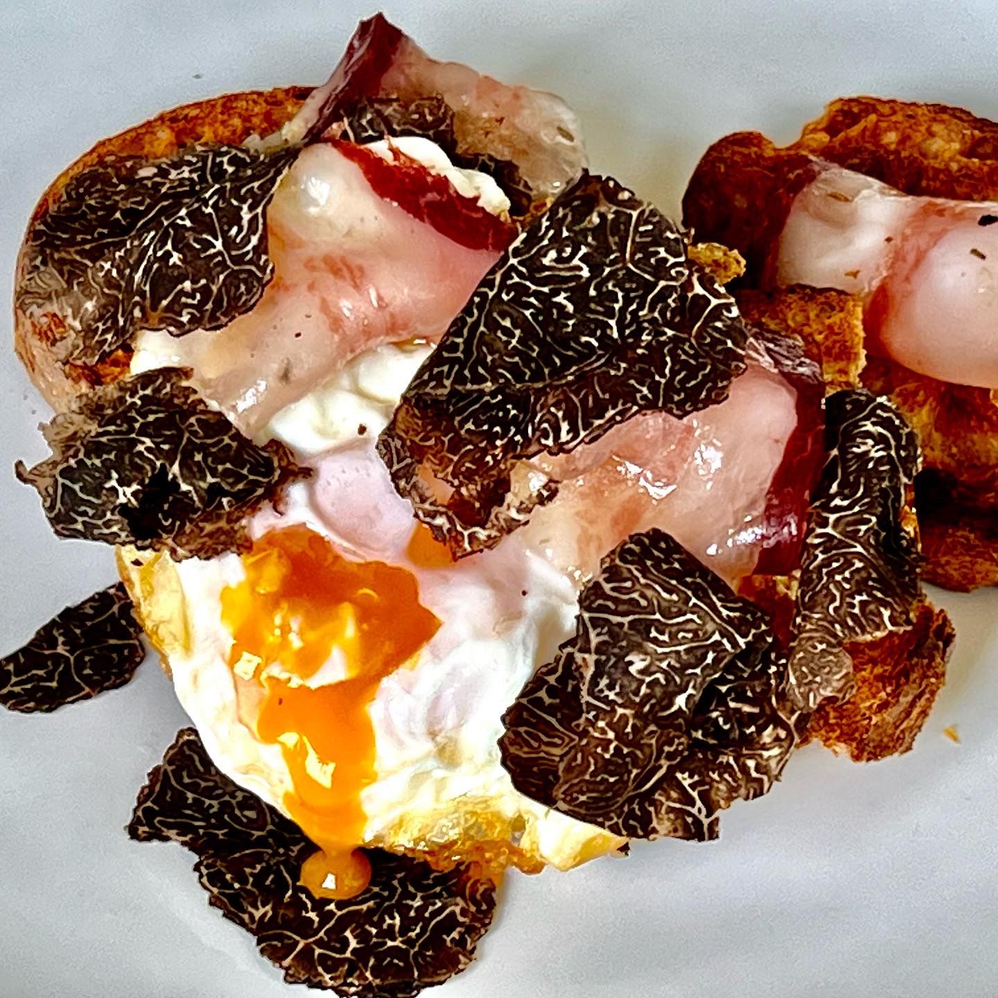 Desayuno de Capel. Huevo frito, panceta y trufa negra