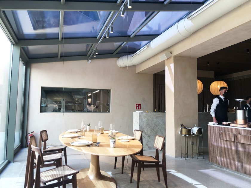 Restaurante Desde 1911. Madrid. La cocina vista desde la sala