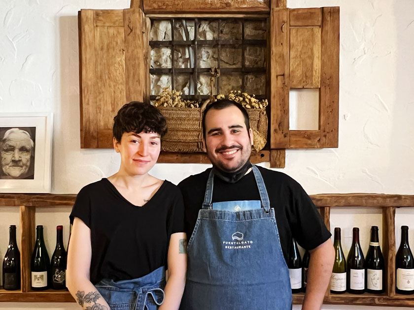 Olga García y Alejandro Paz en el comedor de su restaurante Fuentelgato (Cuenca)