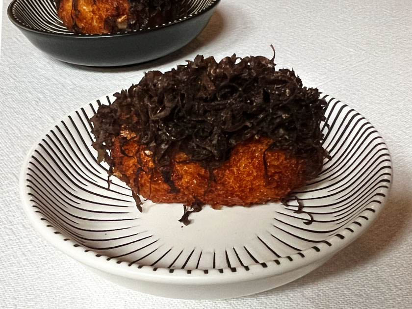 Croqueta vegetal de leche de almendras y apionabo con trufa negra rallada. Fuentelgato (Cuenca)