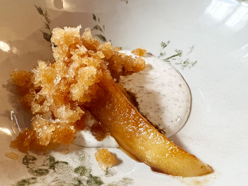 Pera con granizado de cebolla caramelizada y crema agria. Fuentelgato (Cuenca)