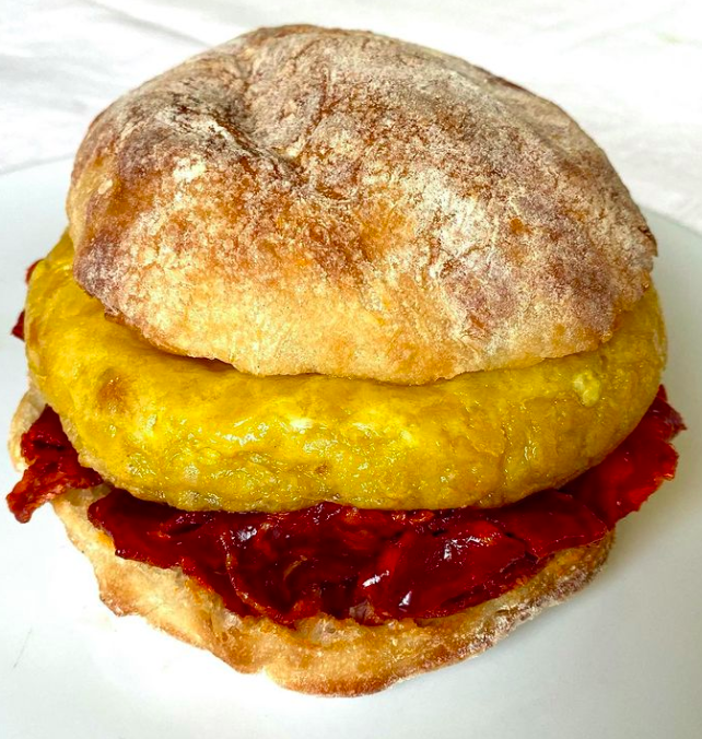 Desayuno de Capel. Mollete relleno de tortilla de patatas chips y chorizo ibérico.