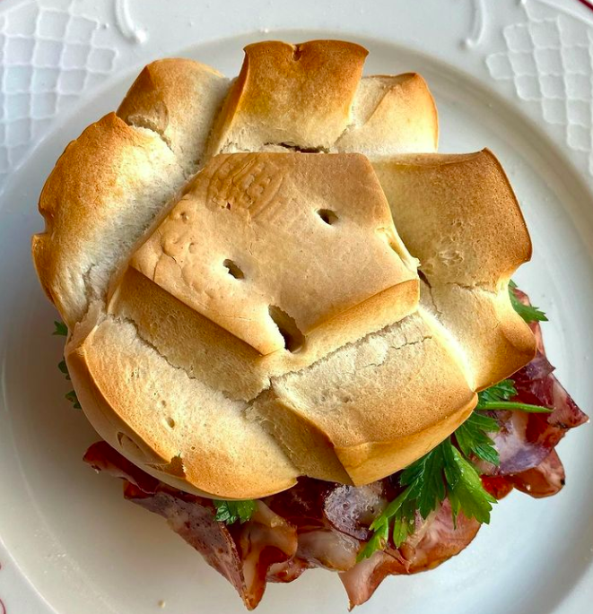 Desayuno. Mi debilidad por el pan candeal me llevó ayer hasta el pueblo de Arapiles (Salamanca) a comprar el mejor que conozco, el que elabora el panadero artesano Joaquin Marcos. Después de untado con tomate y #aove lo he rellenado de mogote de lomo ibérico (coppa) de @montellano.