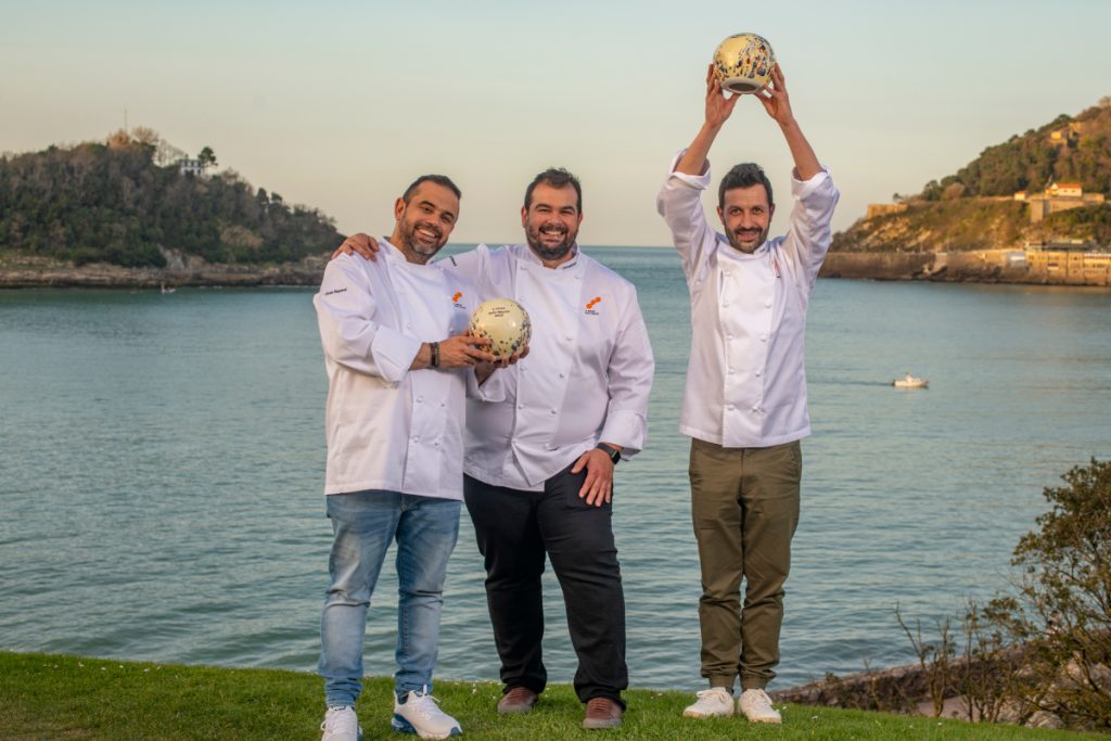 Los nuevos Tres Soles distinguen el compromiso de Iván Cerdeño, en Toledo, y de los hermanos Padrón de El Rincón de Juan Carlos, en Tenerife, por incorporar las influencias socioculturales y singularidades de sus respectivos entornos a sus cocinas.