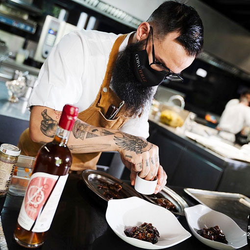 Alberto Montes del restaurante Atrio cocinando