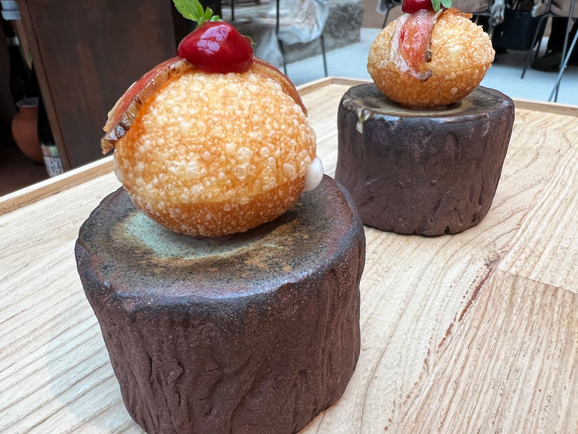 Restaurante Montia (Madrid) Bola de queso con perdiz ahumada