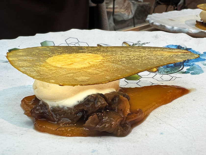 Restaurante Montia (Madrid) Helado de queso de La Cabezuela, pera ahumada 