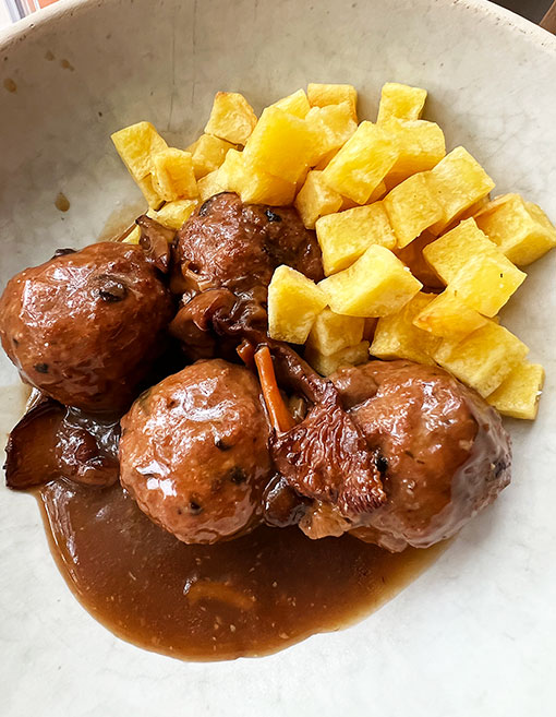 Restaurante Areia (Marbella) Albóndigas de presa con salsa de setas y patatas fritas