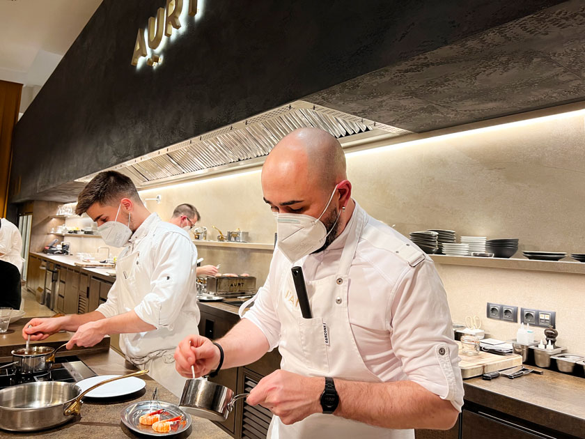 Restaurante Aürt (Barcelona), el cocinero Artur Martínez en el pase