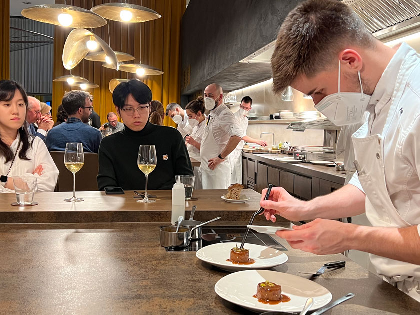 Restaurante Aürt (Barcelona) Los cocineros terminando platos ante los clientes