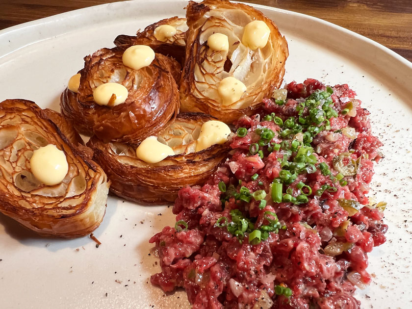 Comparte Bistró (Madrid) Steak tartar con cruasán y bearnesa