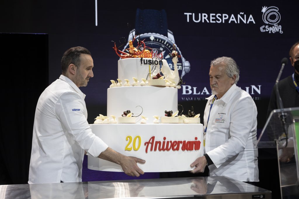 El maestro pastelero Paco Torreblanca y su hijo Jacob transportando la tarta de cumpleaños