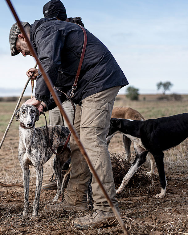 Lera, cocina de caza. Luis Lera con sus perros de cacería