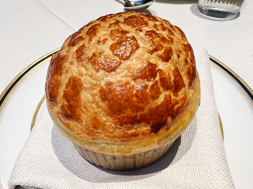 Babette (Marbella) sopa hojaldrada Paul Bocuse, con consomé al Jerez y verduritas