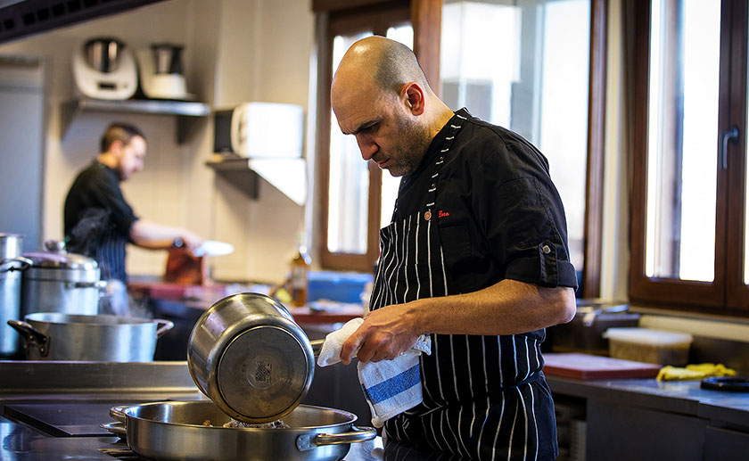 Luis Lera en la cocina del restaurante Lera