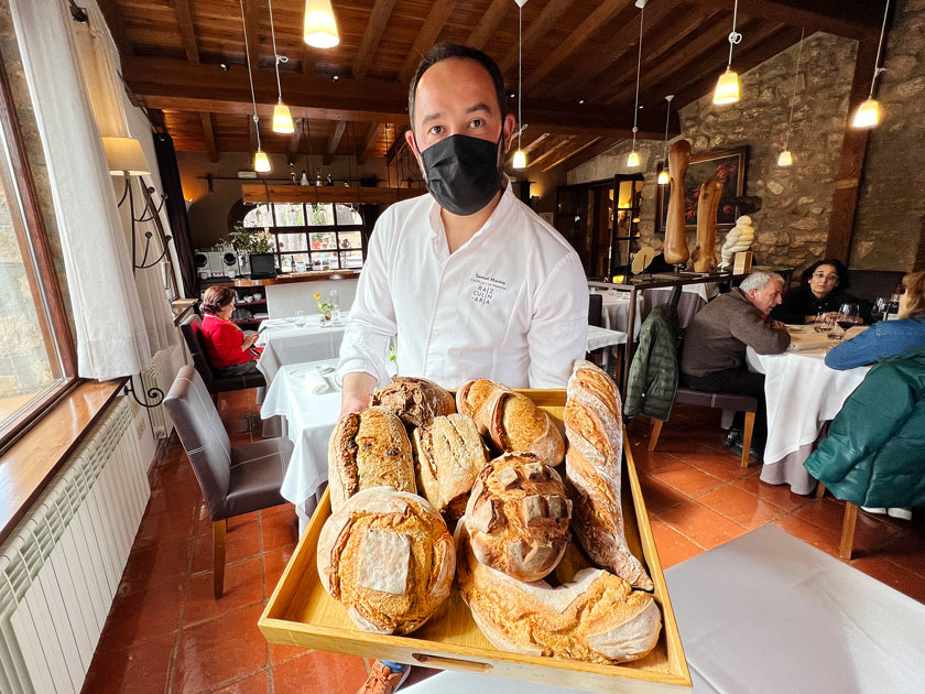 Molino de Alcuneza (Guadalajara) Samuel Moreno mostrando sus panes