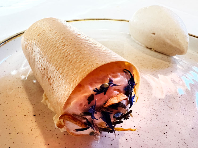 Molino de Alcuneza, tubo de té y miel de la Alcarria con helado de pan frito