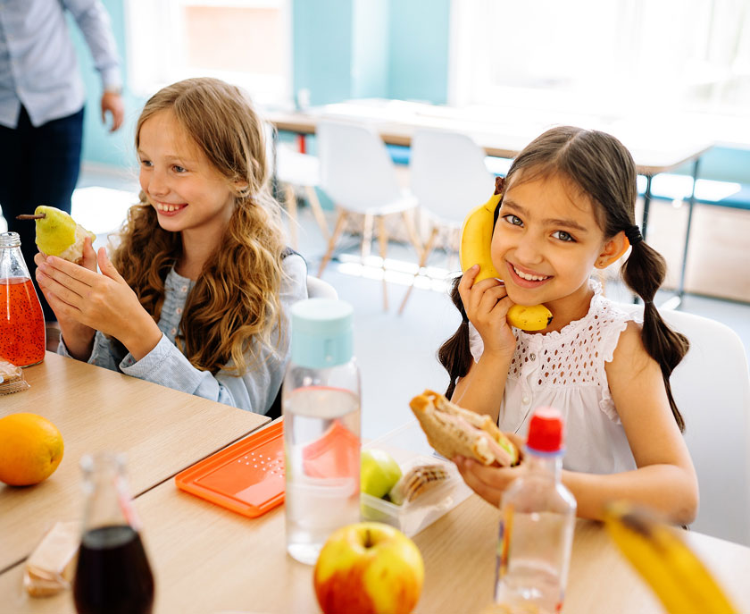 Niñas en el comedor del colegio