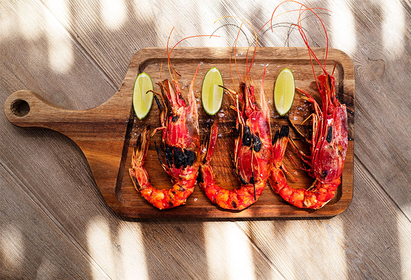 Carabineros a la brasa, salsa alioli, sal y limón