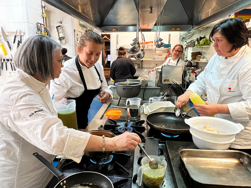 Mujeres con sol en la cocina: Charo, Camila, Lola y Celia