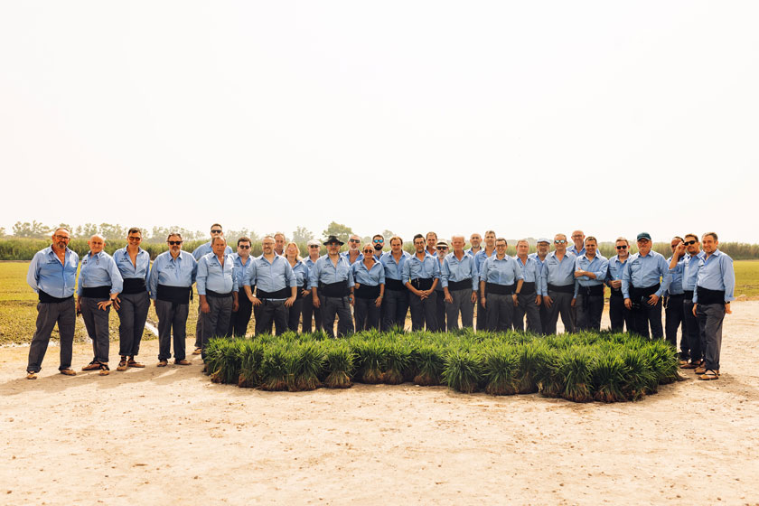 Los 25 cocineros junto a los agricultores de la Albufera