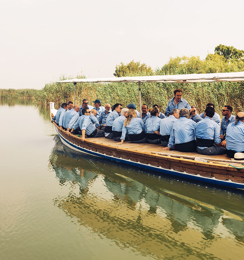 Cocineros españoles paseando en barco por la Albufera