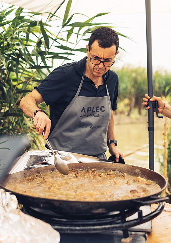 Ricard Camarena haciendo paella valenciana