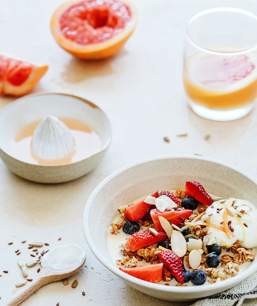 Desayuno de yogur y frutas