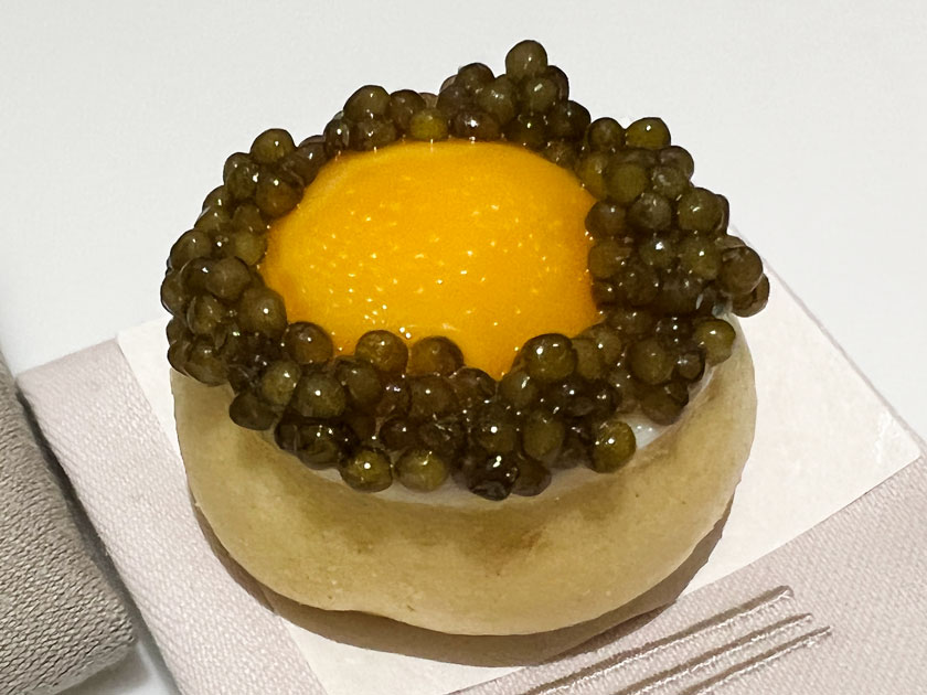 Restaurante Enigma Barcelona mollete con huevo de codorniz y caviar