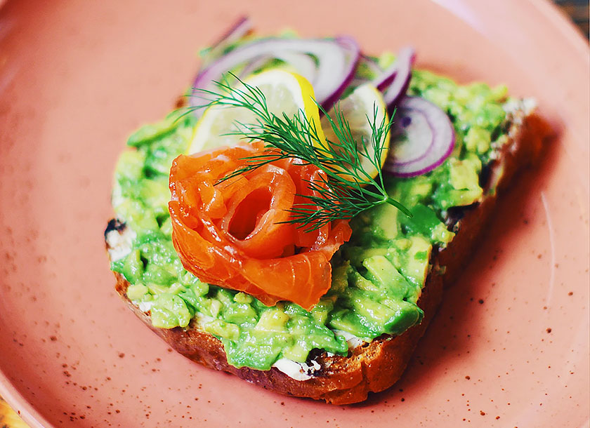 Tostada de salmón y aguacate