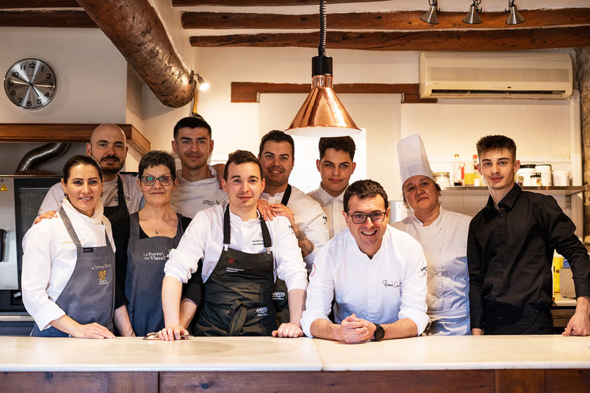 Ricard Camarena con el equipo de cocina de La Torre del Visco
