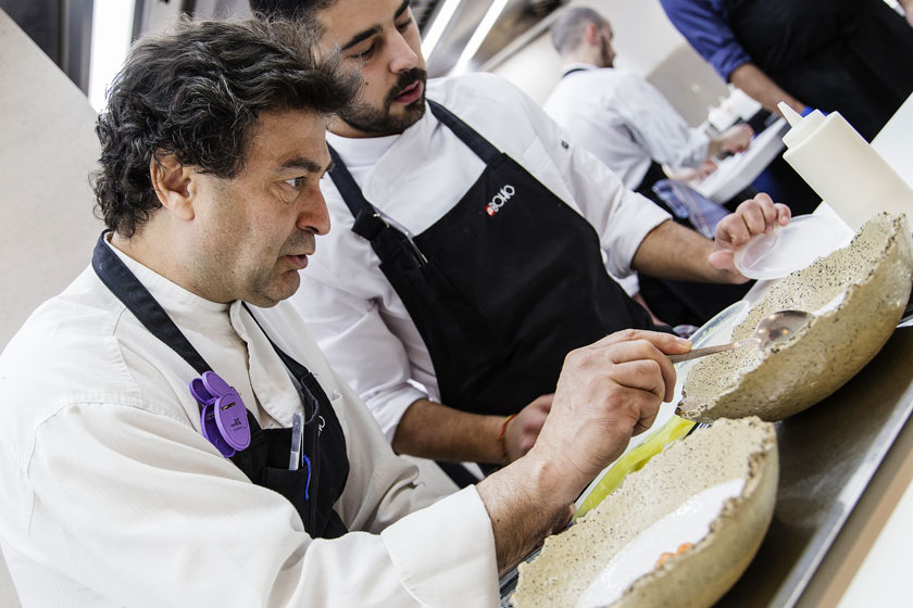 Pepe Rodríguez acabando un plato en El Bohío