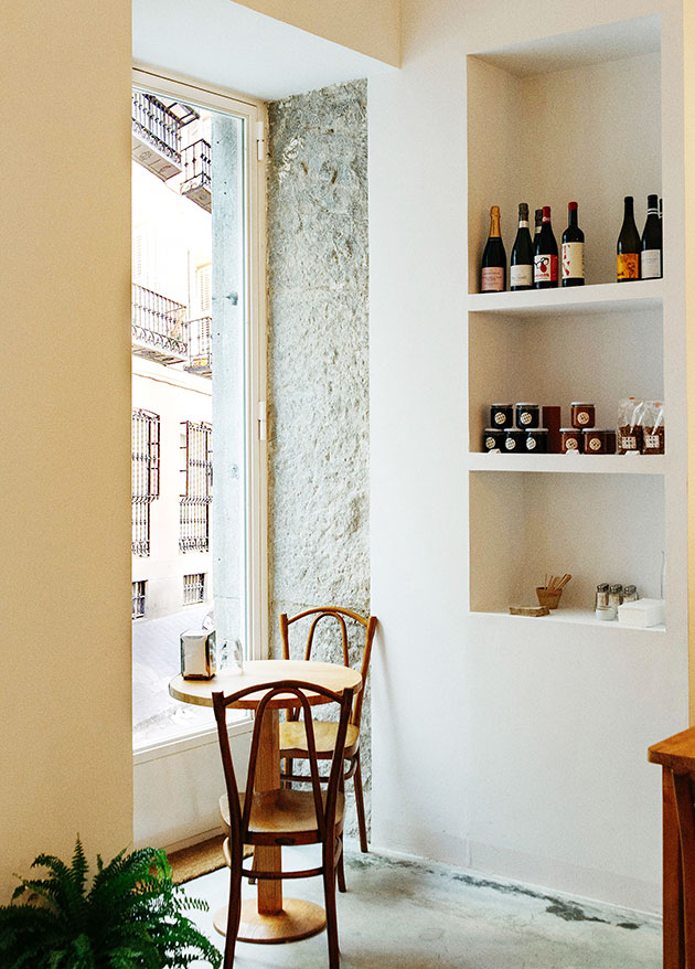 Mesa de la ventana de Hermanas Arce en Madrid