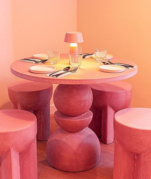 Mesa redonda con taburetes rosas de Mudrá