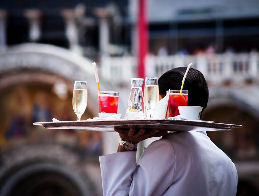 Camarero con bandeja de bebidas