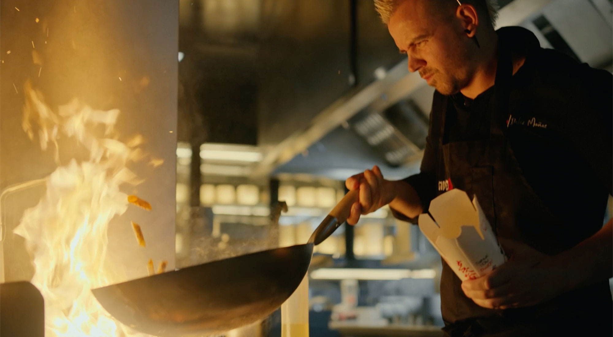 Dabiz Muñoz cocinando al wok