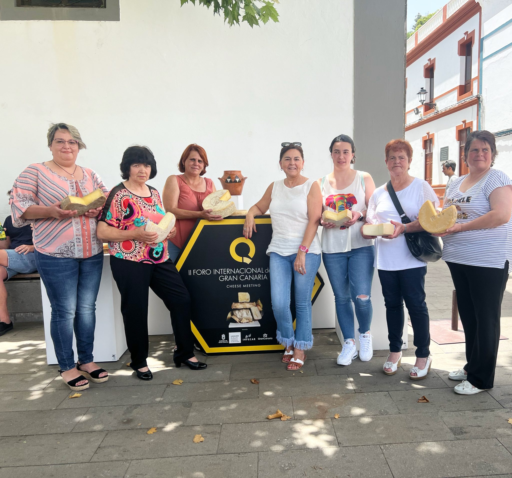 Grupo de queseras en Fontanales durante una degustación de quesos de Gran Canaria