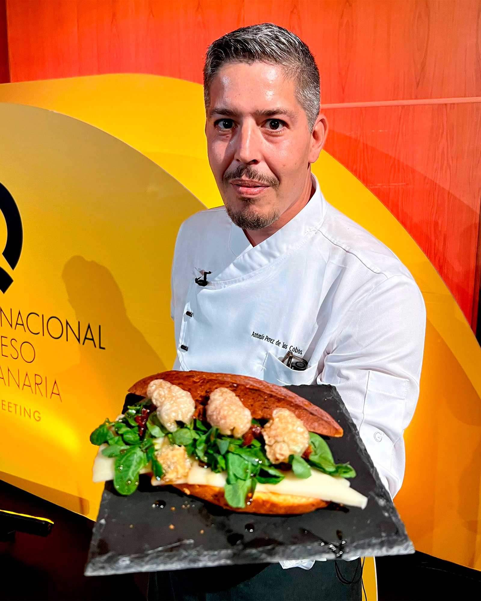 Antonio Diego Pérez de los Cobos, del restaurante La Jamonería, con el bocadillo 'Soy Canario'