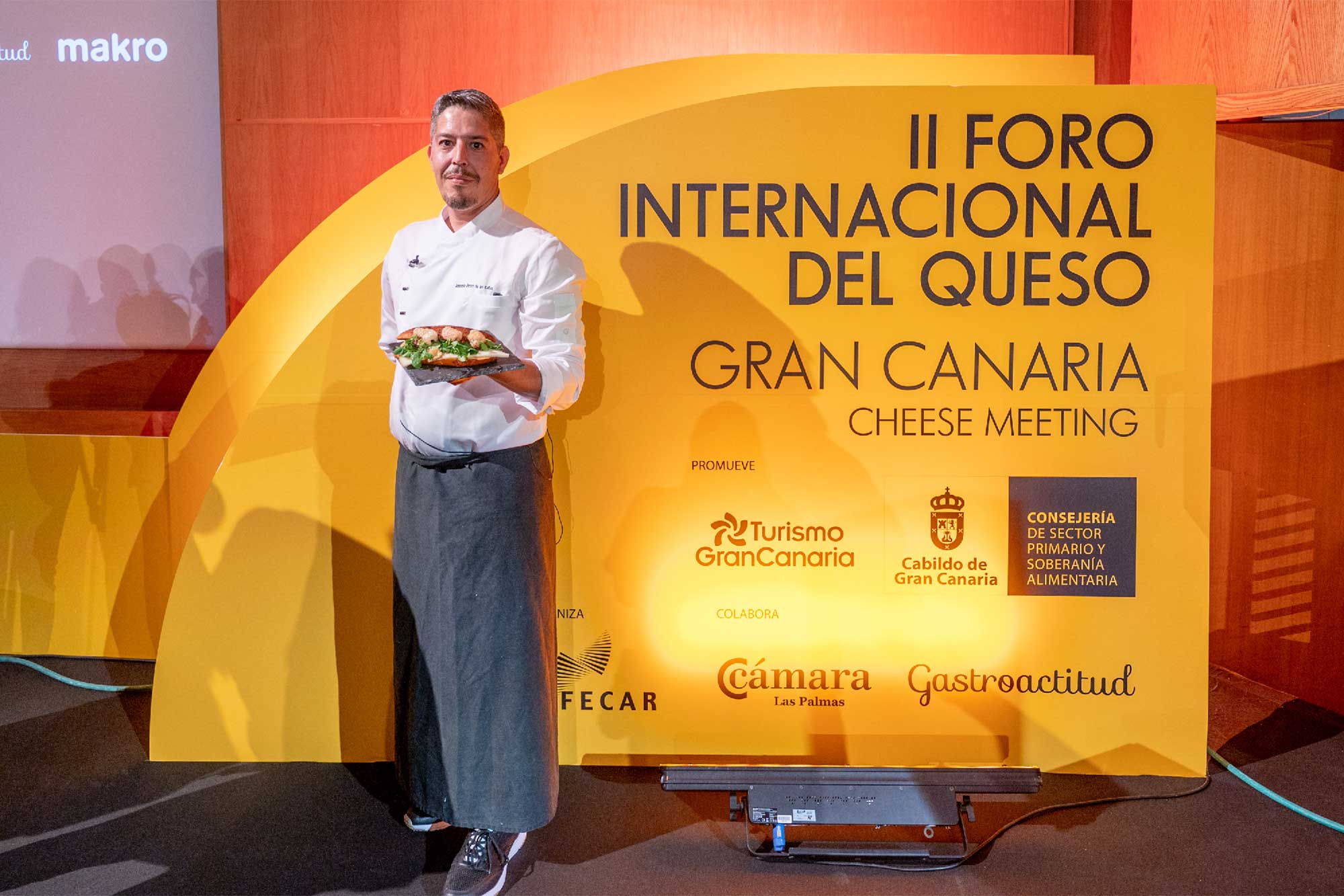 Antonio Pérez con el bocadillo de queso soy canario