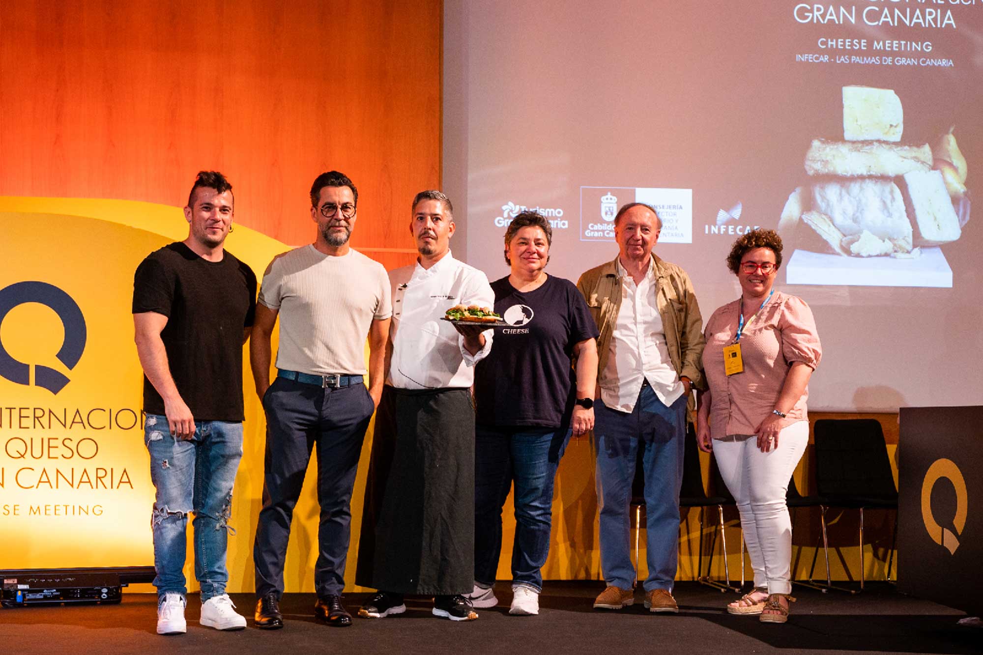 Miembros del jurado y ganador del concurso de bocadillo de queso