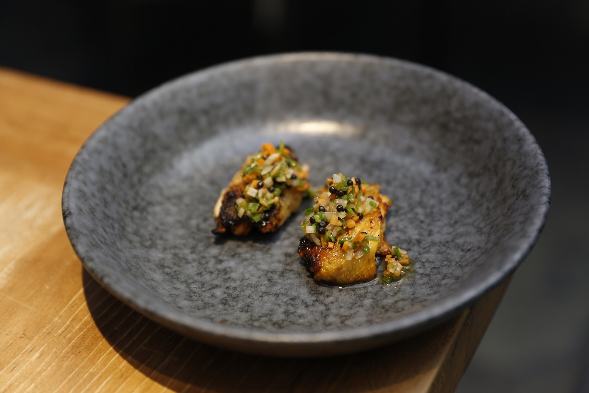 Alitas de pollo rellenas de escabeche de mejillón a la brasa de Javier Goya