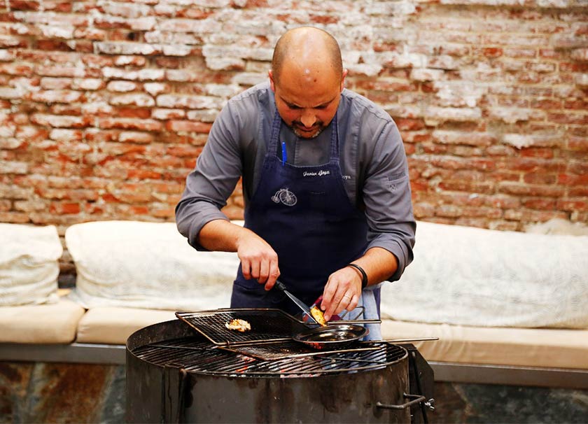 Javier Goya haciendo una barbacoa de aves