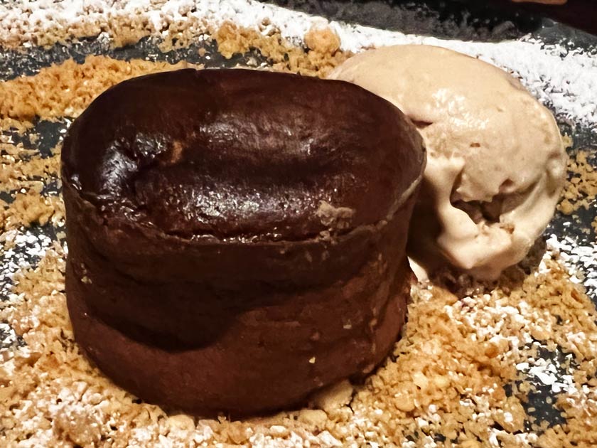 Bacus (Almería) Suflé de chocolate con helado de bulgur