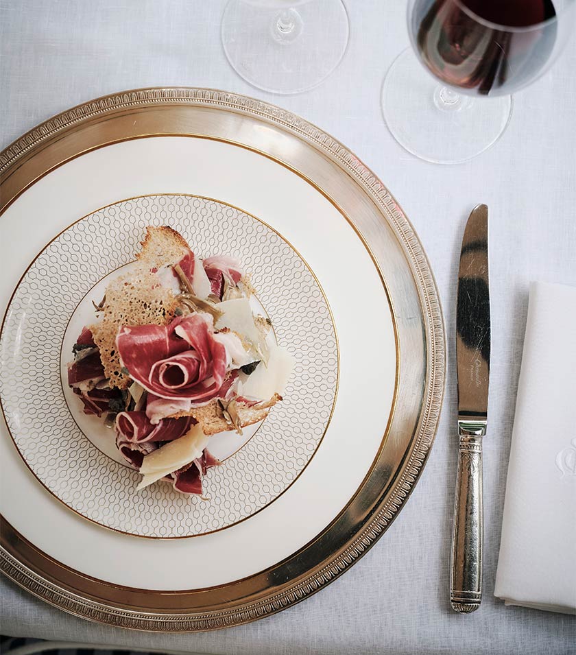 Mesa de comida y vino del Santo Mauro