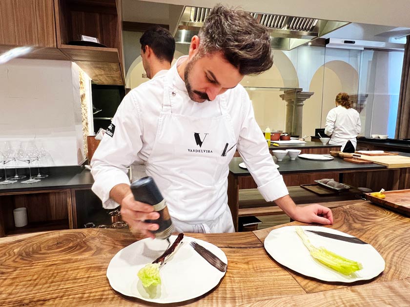 Vandelvira (Jaén) García aliñando los troncos de lechuga con caramelo de vermut