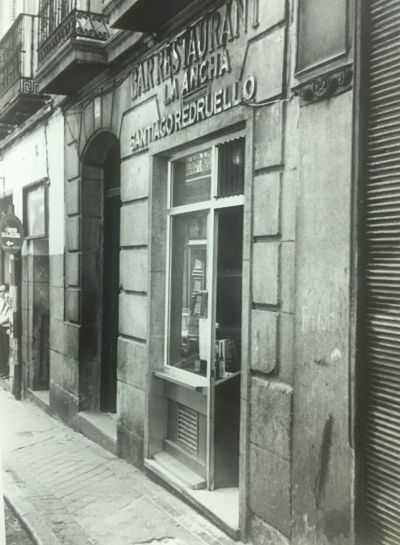 Foto de la fachada de La Ancha de Velázquez sacada del libro Las Recetas de la Ancha