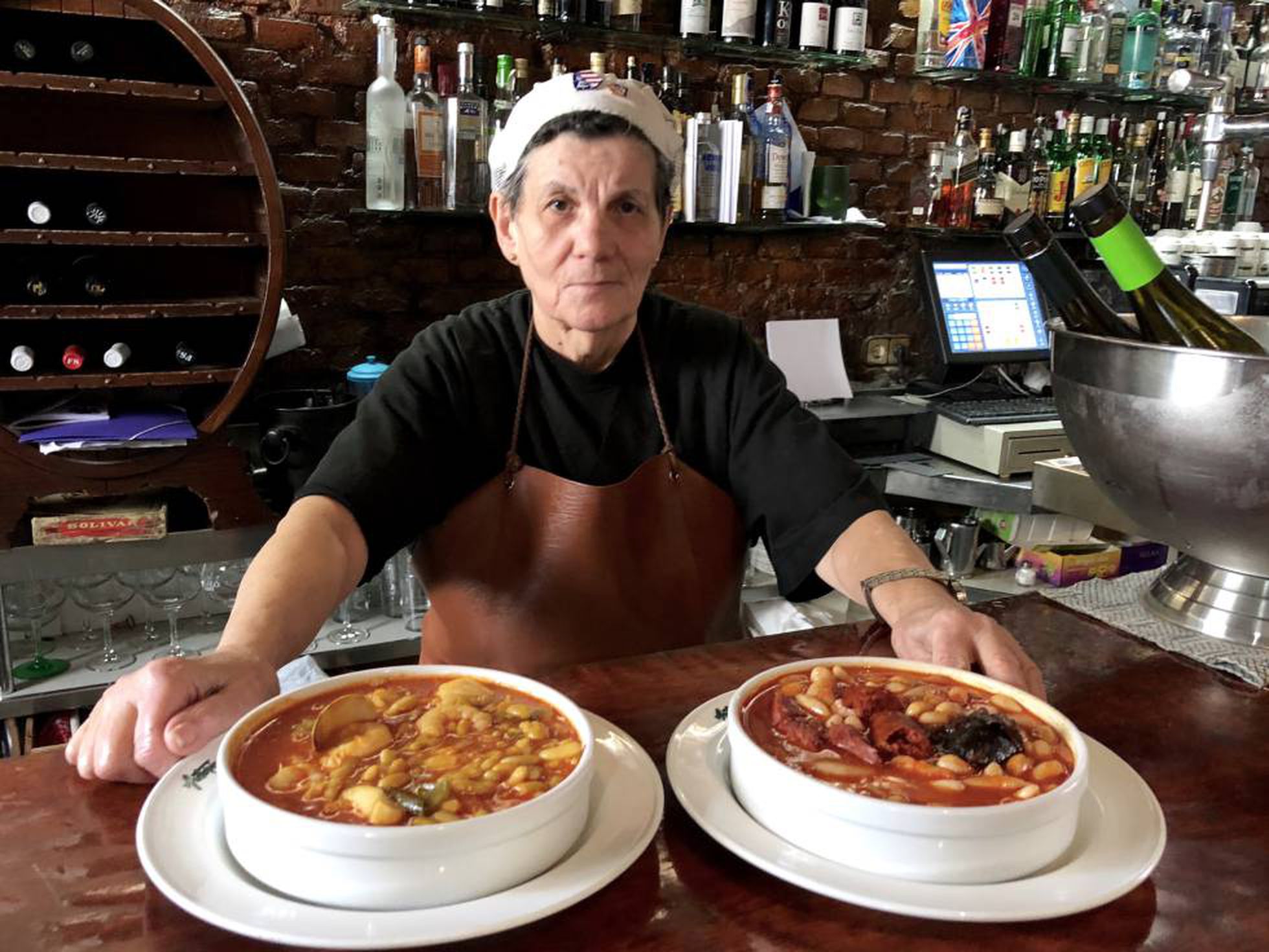 Julia Bombín con Fabada y fabes con almejas en Asturianos