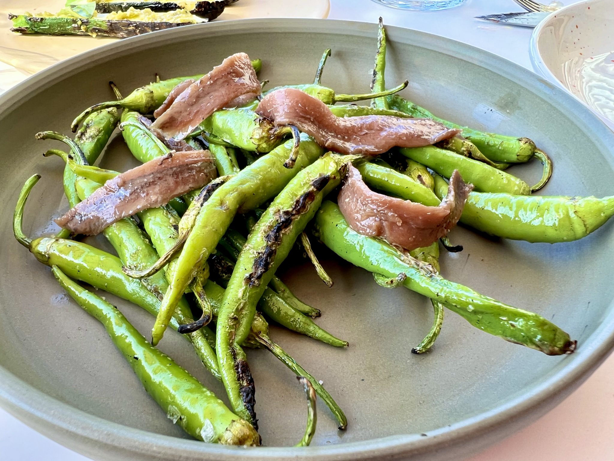 Piparras a la brasa con anchoas